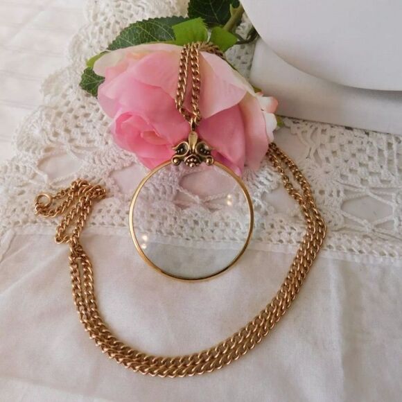 Avon Jewelry - Magnifying Glass Pendant Necklace Vintage Avon WORKS GREAT 31 inch Chain